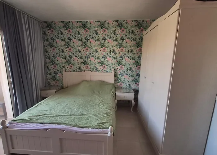 Cozy 1 Bedroom Sea And Pool View Apartment